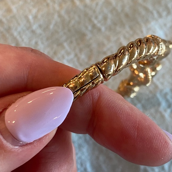 Gold-tone 2 cat bangle bracelet with clasp - Picture 3 of 7